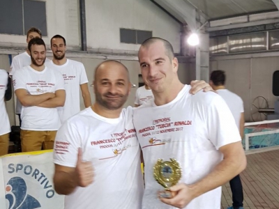 Walter Fasano premia Vojislav Cupic, miglior giocatore del torneo
