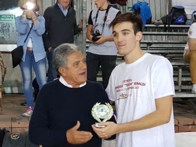 Lucio Pisani premia Pierre Pellegrini, miglior portiere del torneo