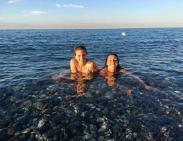 Valentina Sabatini e Federica Radicchi in un momento di relax nelle acque di Rossano Calabro