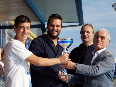 Giuseppe Trezza consegna a Tempera e Gubitosa la Coppa per la squadra vincitrice