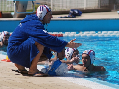 Il coach della Latina Nuoto Giovanni Borrelli tiene a rapporto i ragazzi della serie D