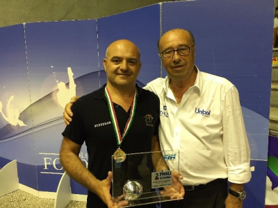 Enzo Massa premiato dal dirigente Fin De Ferrari