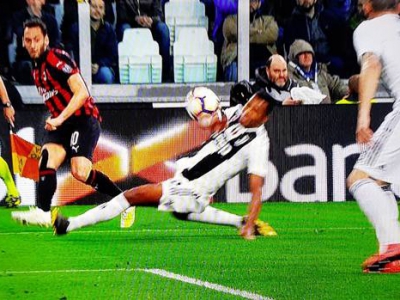 La torsione di Alex Sandro per evitare di essere colpito dal pallone in Juventus-Milan